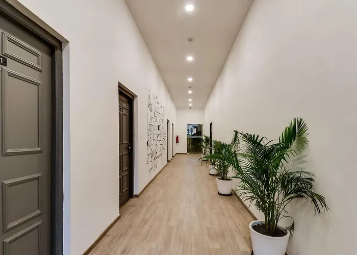 Super Townhouse Gandhi HallAirport Hotel