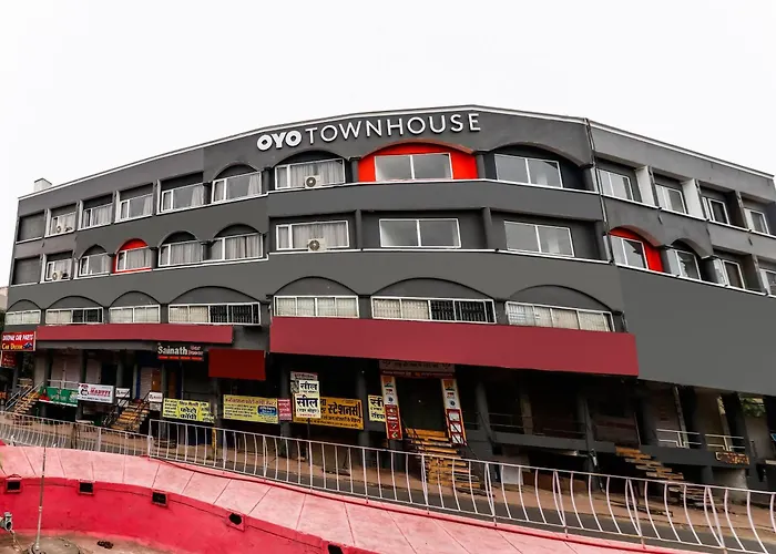 Super Townhouse Gandhi HallAirport Hotel